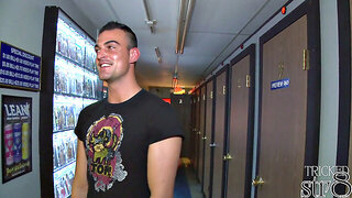 Amateur stud gets fooled at the gloryhole