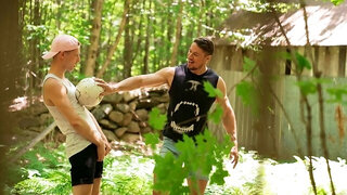 Benjamin Blue & Skyy Knox find a perfect spot for anal