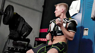 Sportive stud with a smelling fetish gets fucked in the lockerroom