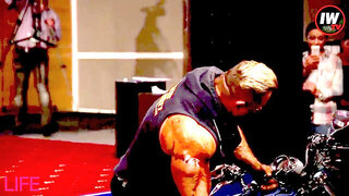 Daddy muscular guest poser flexes his bulky muscles for homosexual audience